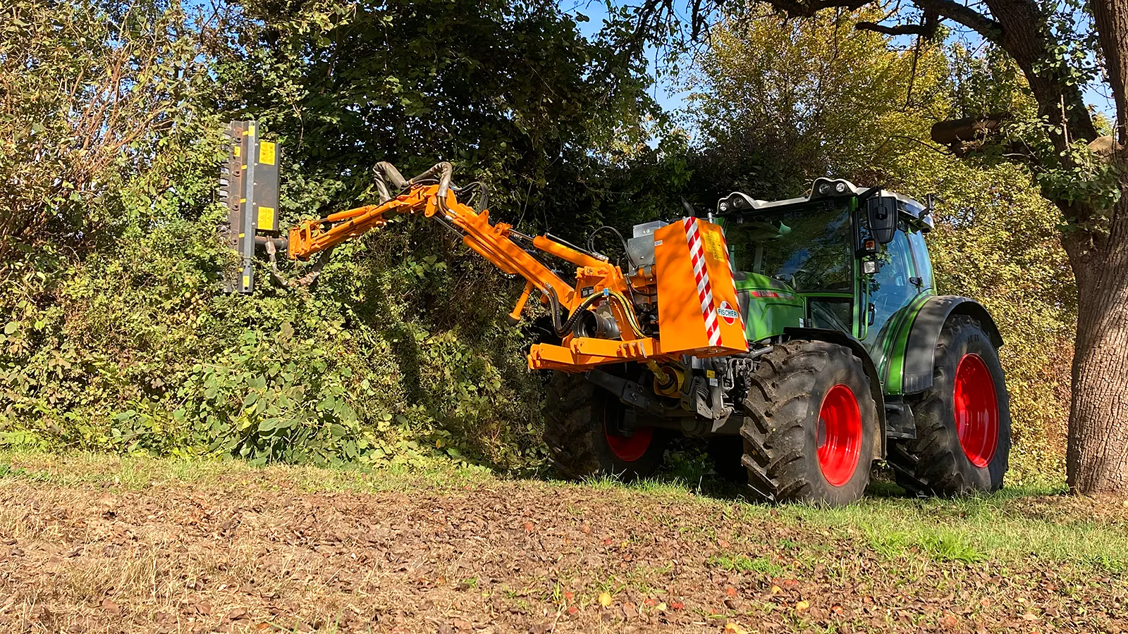 Traktor mit Schneidegerät