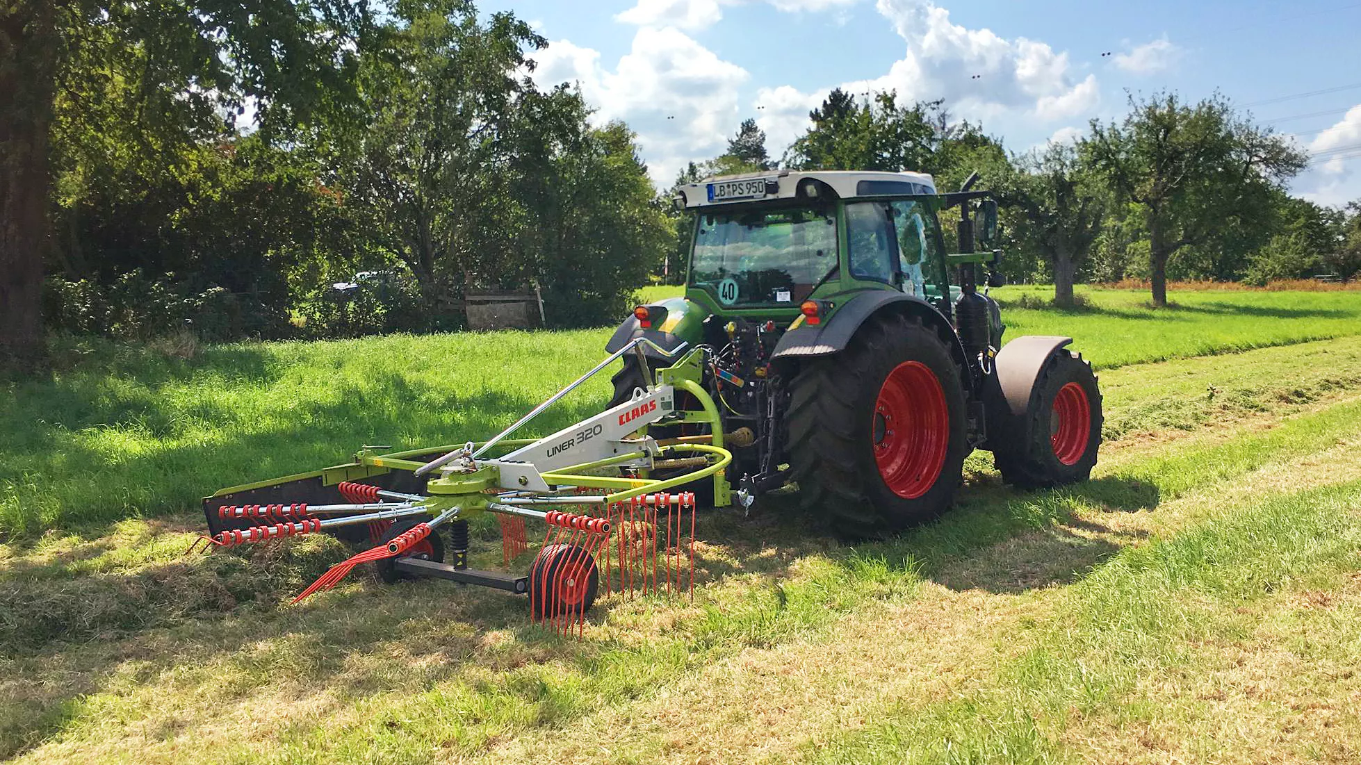 Traktor mit Schwader