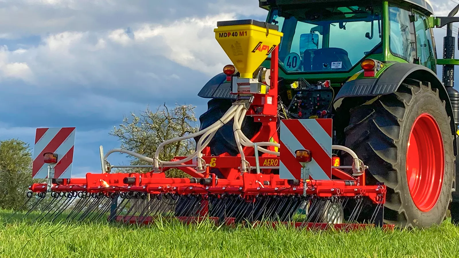 Traktor mit Wiesenstriegel