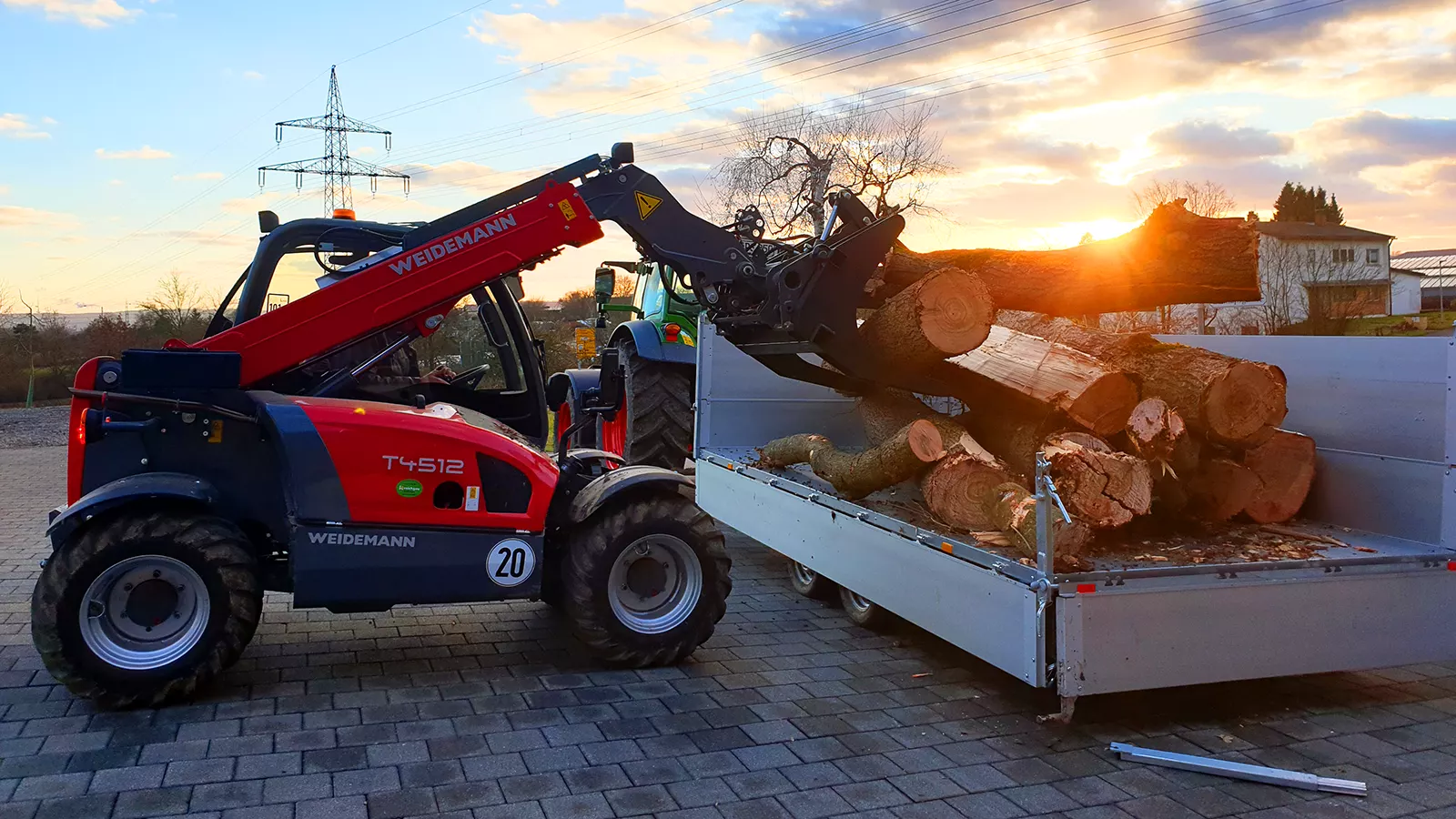 Teleskoplader beim Verladen von Holz